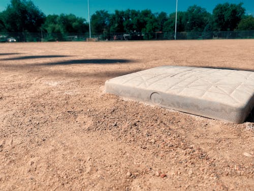 Fotos de stock gratuitas de actividad al aire libre, actividad deportiva, base de béisbol