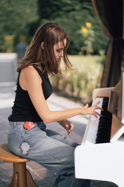 Foto profissional grátis de ao ar livre, aprendizagem de adultos, aulas de piano