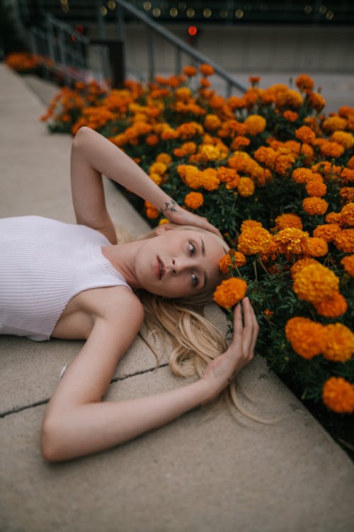 Fotobanka s bezplatnými fotkami na tému blondína, dlhé vlasy, kvety