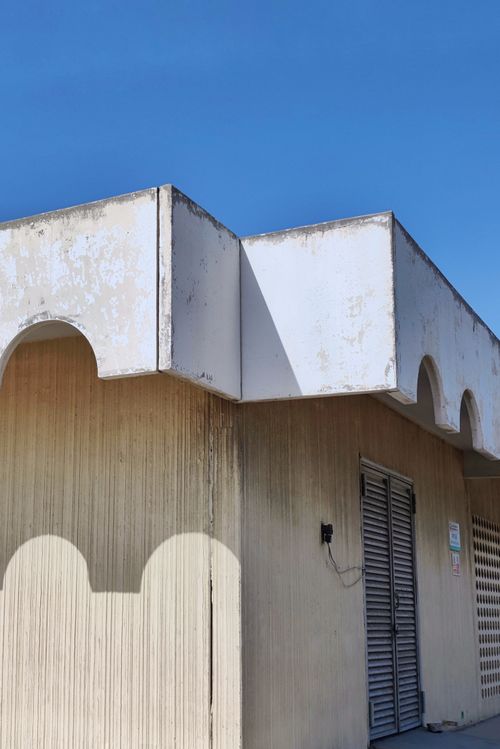 Free Modern architectural design featuring unique arches in Abu Dhabi. Stock Photo
