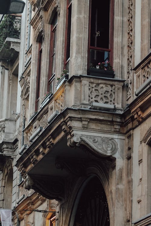 Kostenloses Stock Foto zu aufnahme von unten, fenster, gebäude