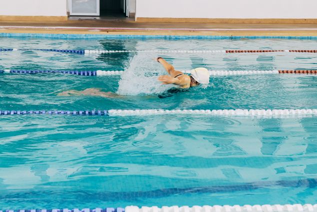 Volwassene traint techniek in banenzwembad