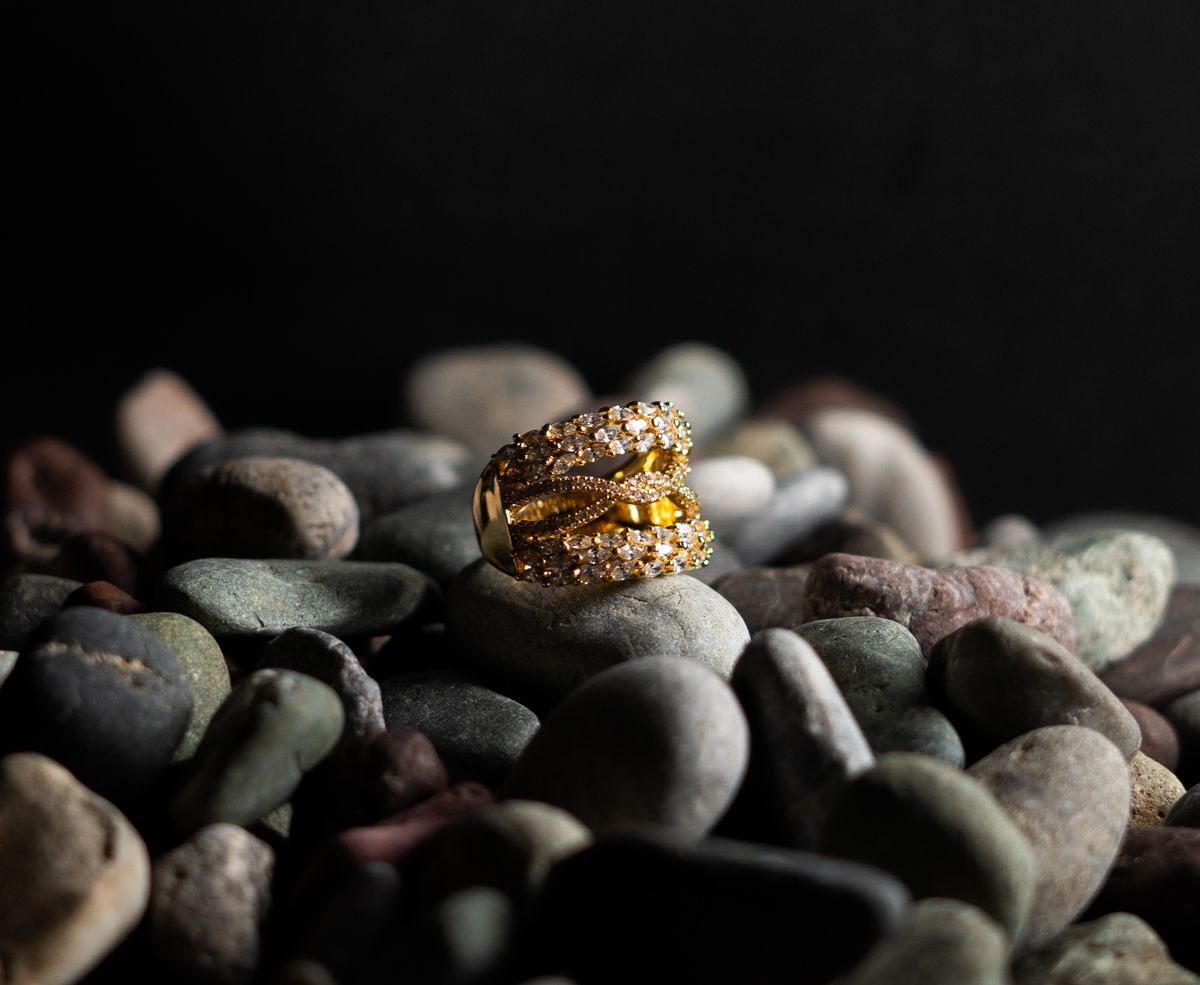 Parıldayan altın nugget taşları yakın çekim fotoğrafı
