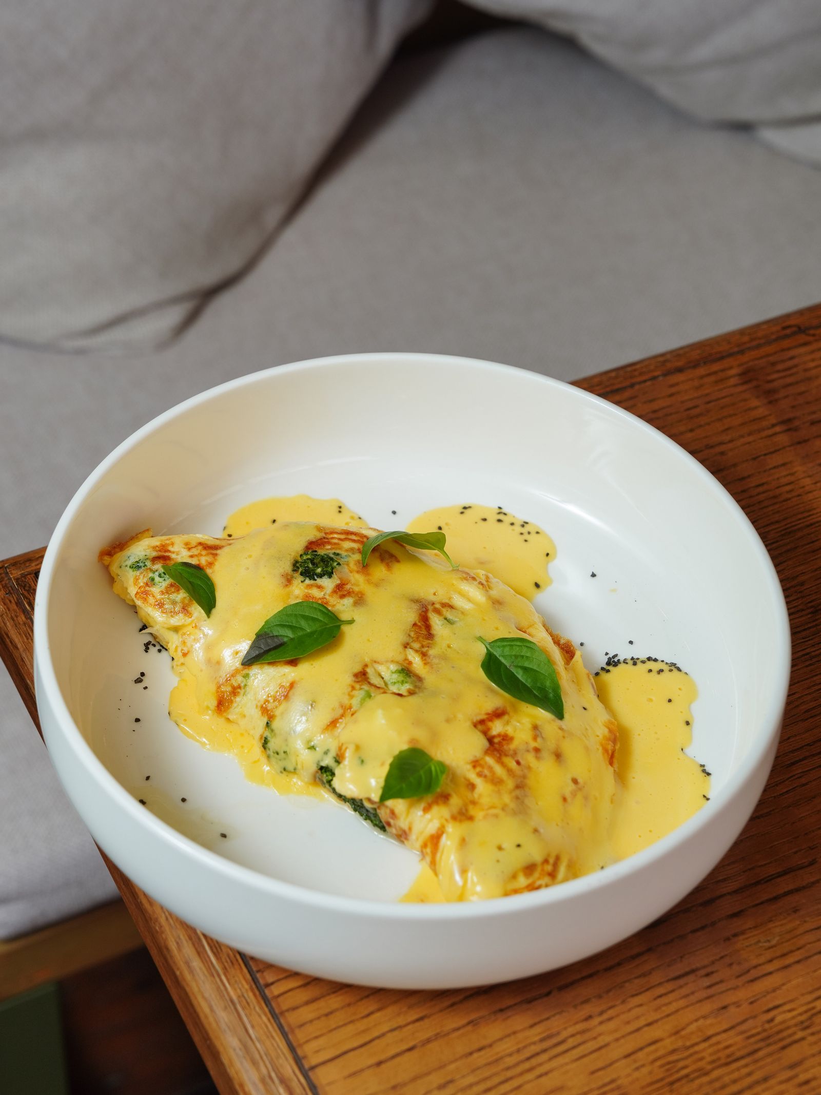 Zlatno pečen omlet sa sirom i svježim bosiljkom
