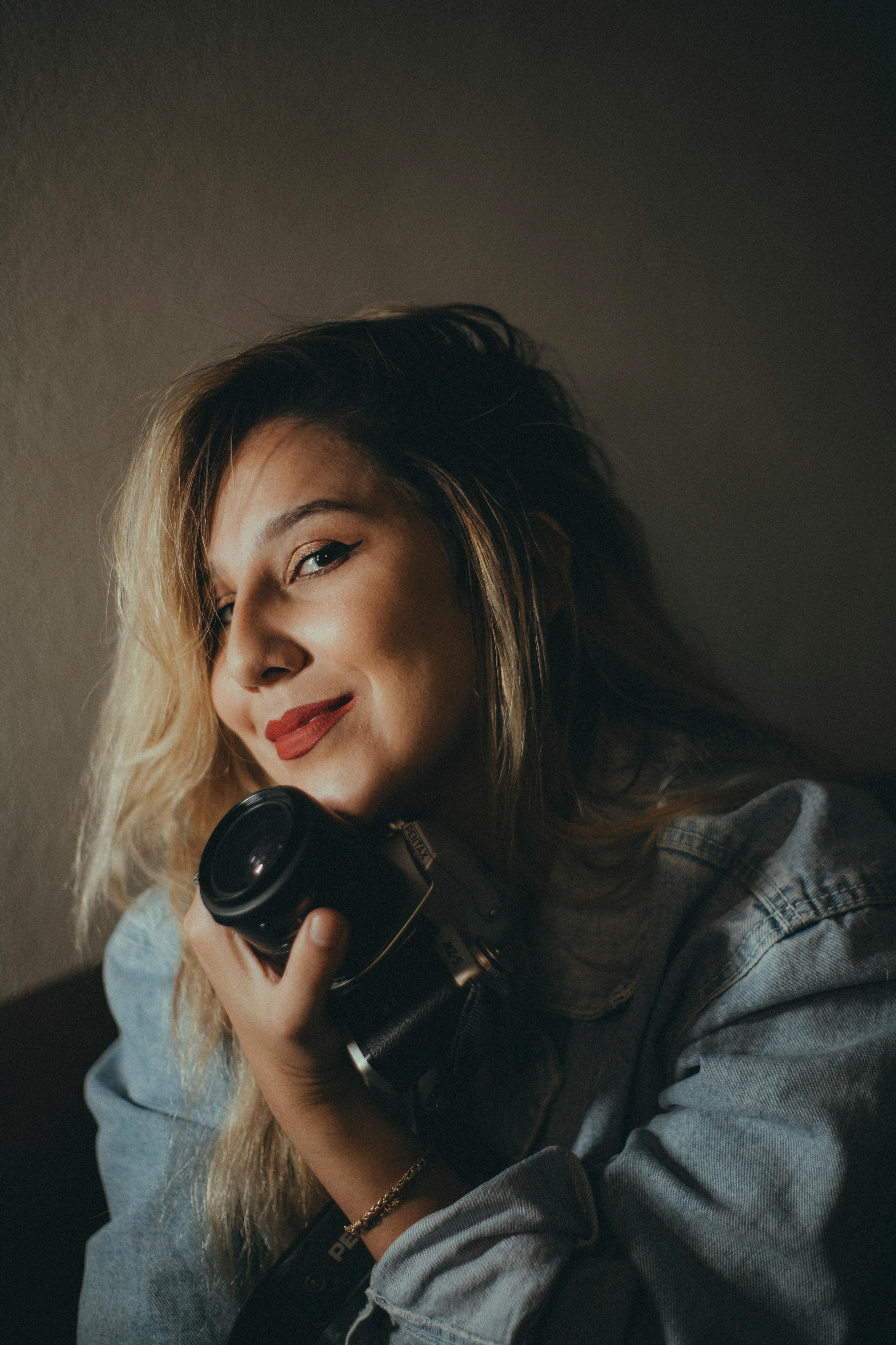 bezplatná Základová fotografie zdarma na téma amatérský fotograf, blond, denim Základová fotografie
