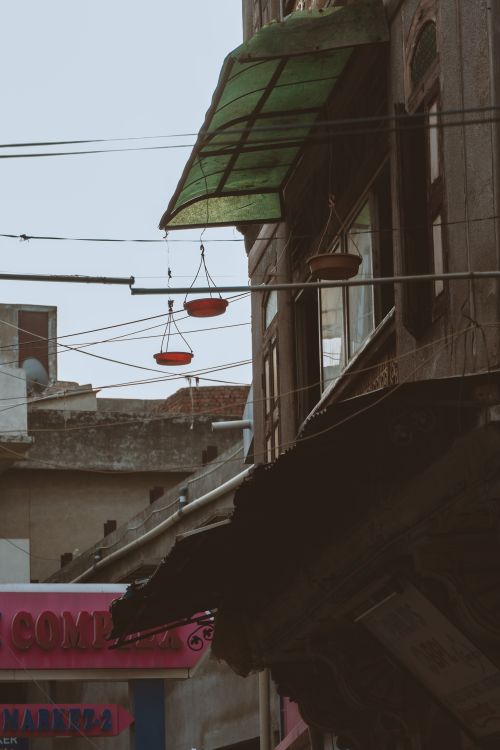 Free Urban street view in Ahmedabad, India with distinctive hanging bowls on the building. Stock Photo