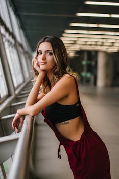 一位优雅的女子在窗前摆好姿势，捕捉时尚与风格