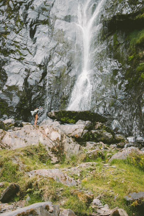 Foto d'estoc gratuïta de aigua que flueix, aventura, cascada