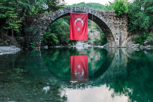 Köprüde Asılı Türkiye Bayrağı