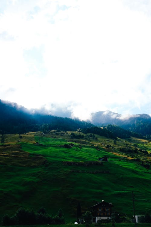 arazi, bulut, dikey atış içeren Ücretsiz stok fotoğraf
