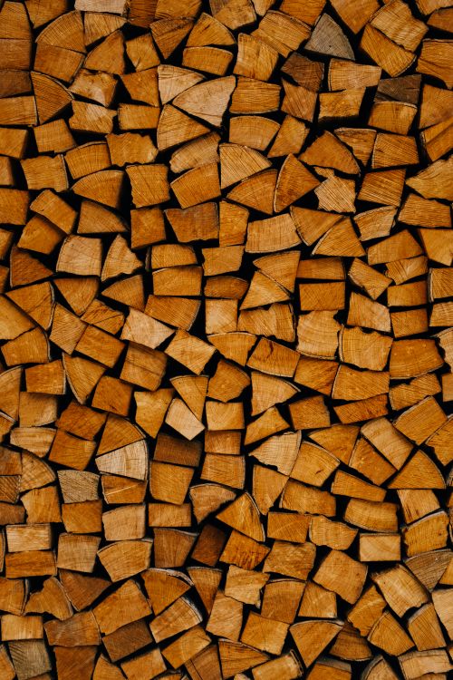 Free Vertical pile of chopped firewood with rich texture, perfect for rustic backgrounds. Stock Photo