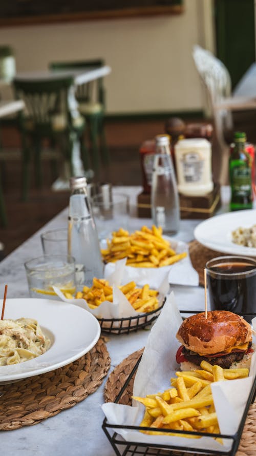 Gratis lagerfoto af bord, burger, fastfood