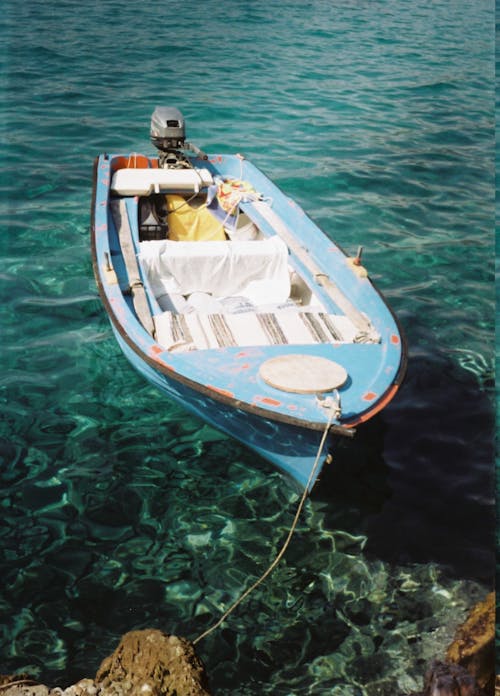 Fotos de stock gratuitas de a orillas del lago, amarrado, barca