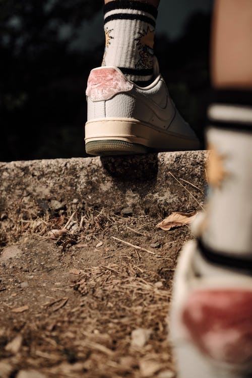Foto profissional grátis de andando, calçados, chão