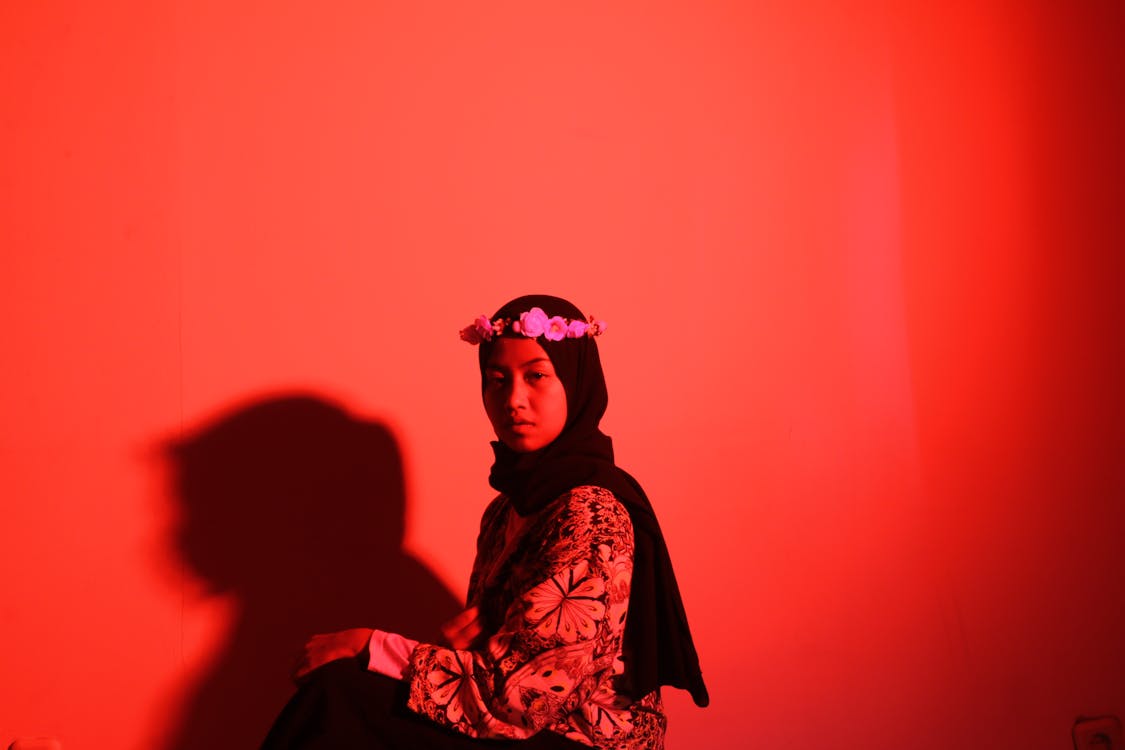 Fotobanka s bezplatnými fotkami na tému Ážijčanka, červené pozadie, hidžáb