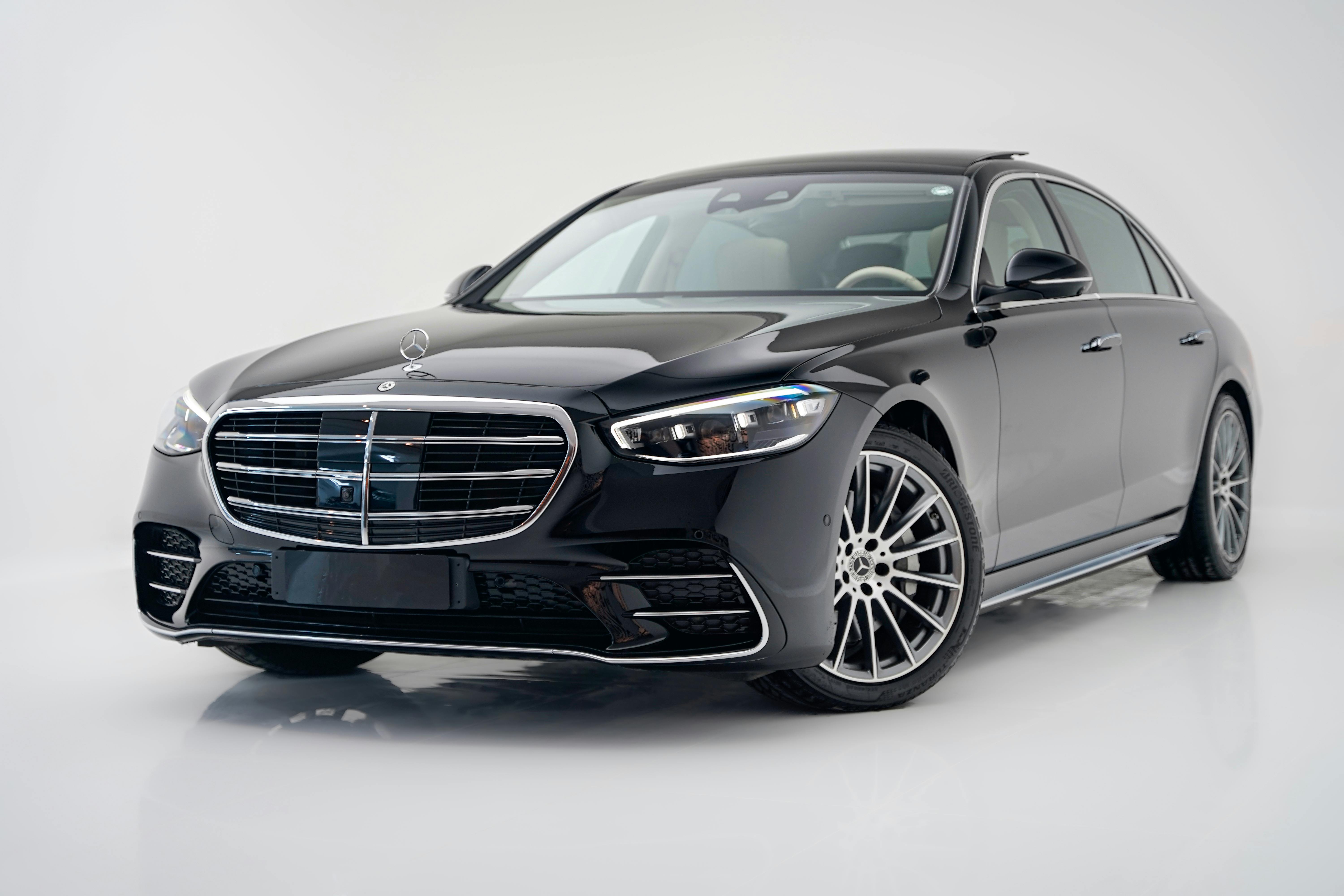 Khám Phá Chi Tiết Về Mercedes-Benz E-Class Limo - Sự Tinh Tế Trong Thiết Kế và Động Cơ