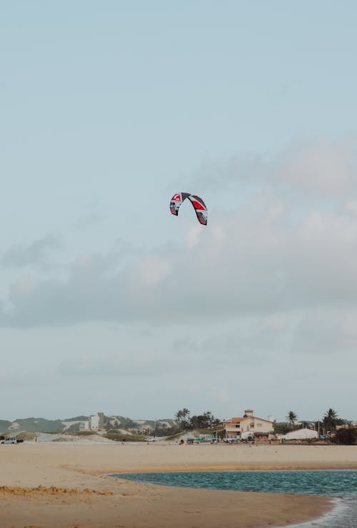Fotobanka s bezplatnými fotkami na tému breh, kitesurfing, lietanie
