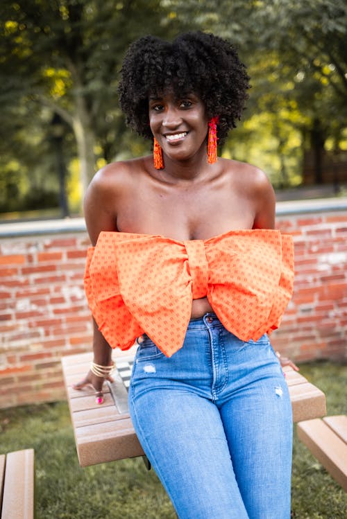 Gratis lagerfoto af afro hår, cowboybukser, glad