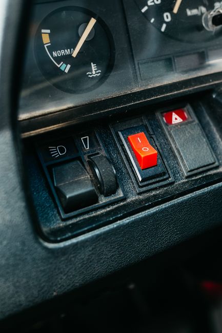 Fotomural Vista en primer plano de los controles y medidores del tablero de un coche vintage, centrándose en los detalles.