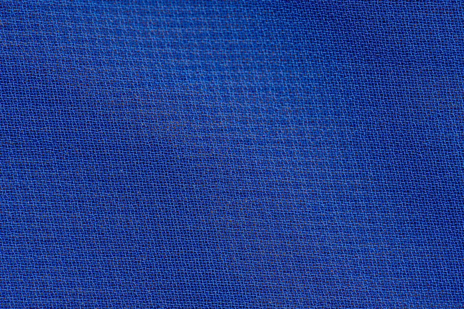 Gros plan sur un film de transfert DTF montrant la texture et la qualité du marquage textile