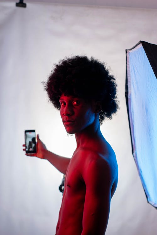 Δωρεάν στοκ φωτογραφιών με smartphone, αφροαμερικανός άντρας, γυμνός από τη μέση