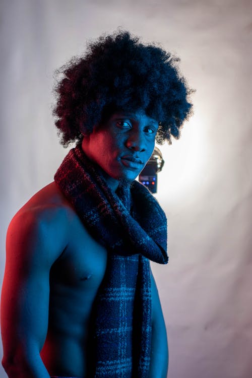 Foto profissional grátis de afro, cabelo cacheado, cachecol