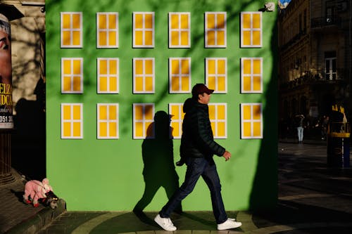 Kostenloses Stock Foto zu gehen, grüne wand, jacke