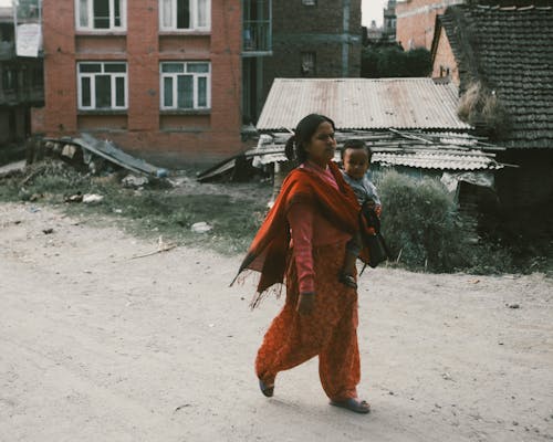 Fotobanka s bezplatnými fotkami na tému červené oblečenie, chôdza, dedín