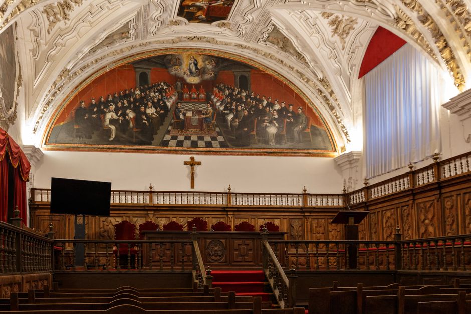 Elegante y histórico interior de capilla con intrincados detalles arquitectónicos en Salamanca, España.