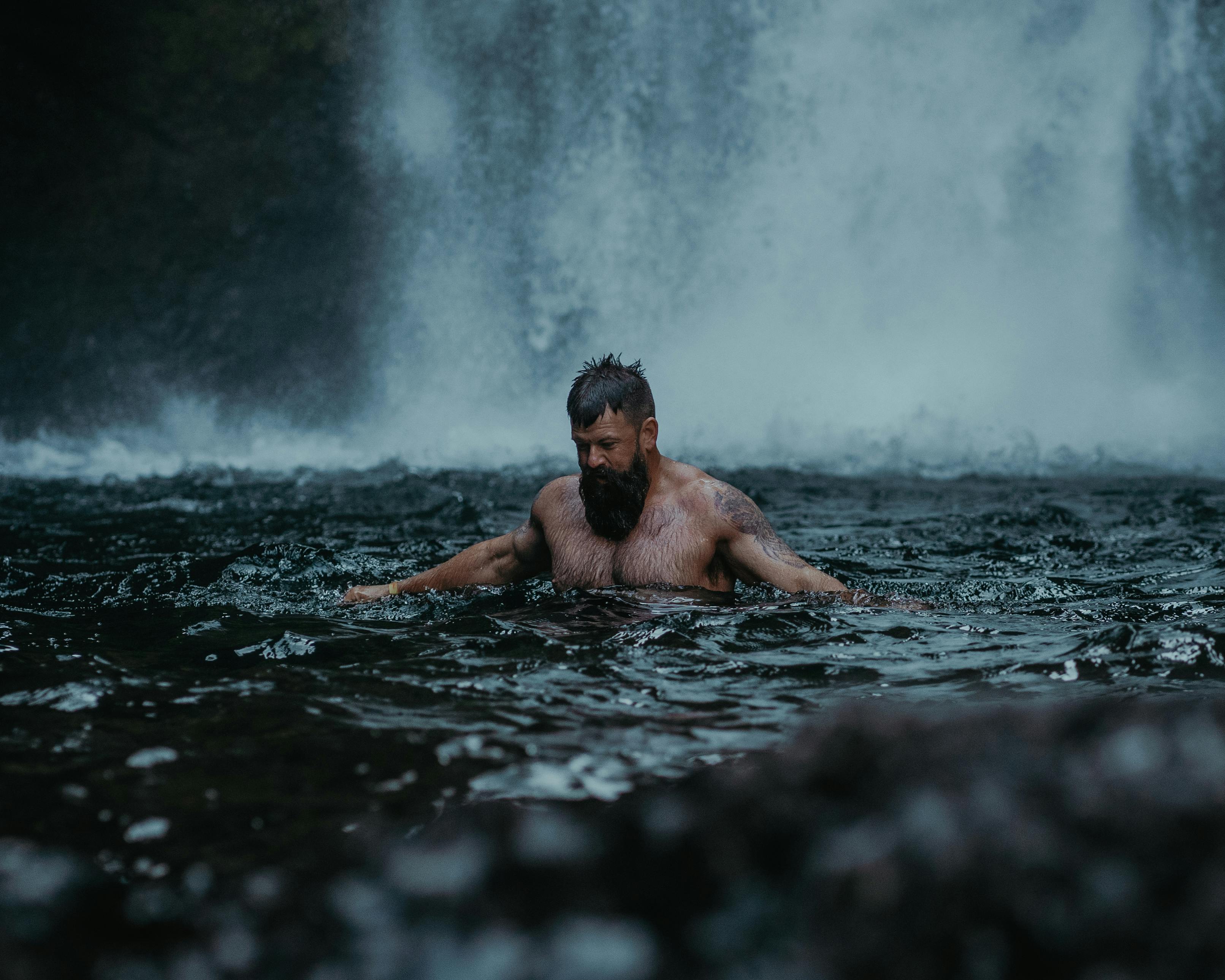 Foto de stock gratuita sobre bañándose, barba, cascada, hombre, muscular,  ocio, relajación, río, salvaje