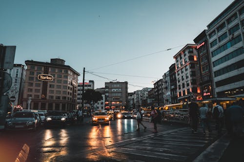 Foto profissional grátis de automóvel, cair da noite, centro da cidade