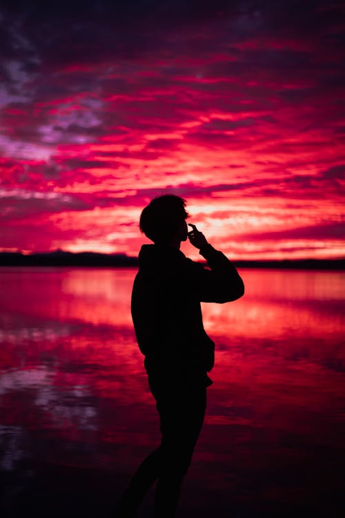 Gratis lagerfoto af dramatisk himmel, lodret skud, mand