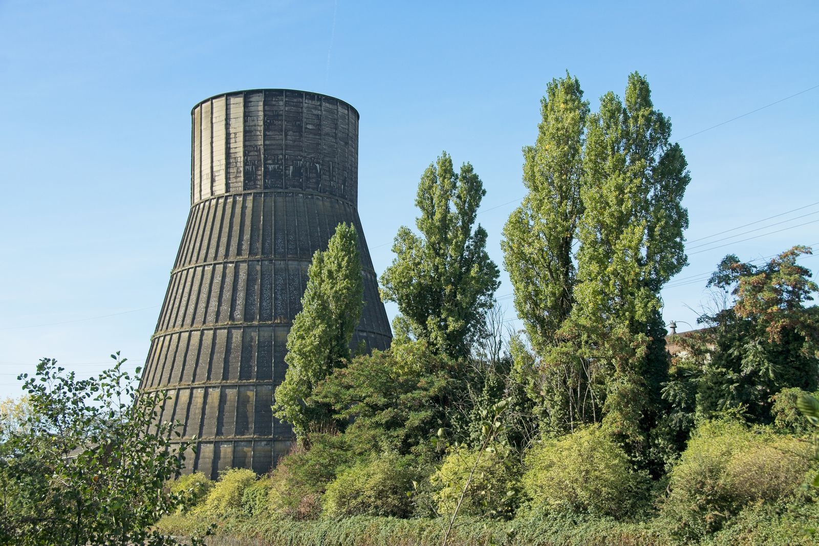 Torres de resfriamento ao lado de um prédio de centro de dados