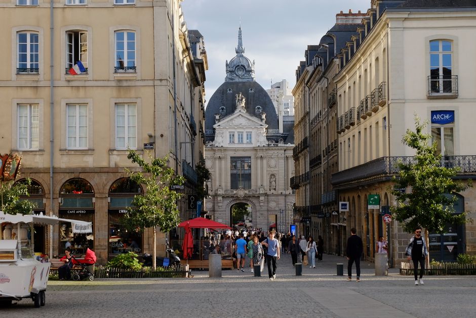 Fotomural Explora las animadas calles de Rennes, Francia, en este hermoso paisaje urbano.