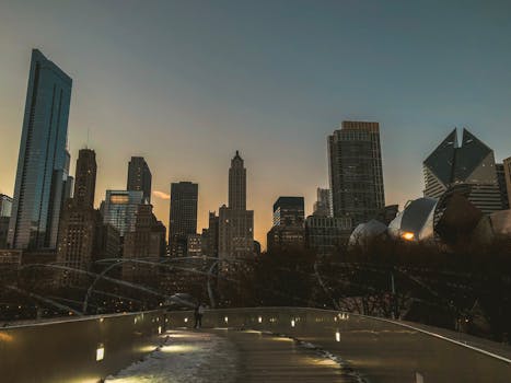 日落时分，芝加哥天际线的迷人景色展现了千禧公园的现代建筑