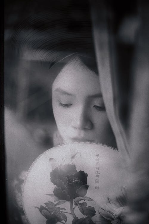 Immagine gratuita di bianco e nero, donna asiatica, finestra