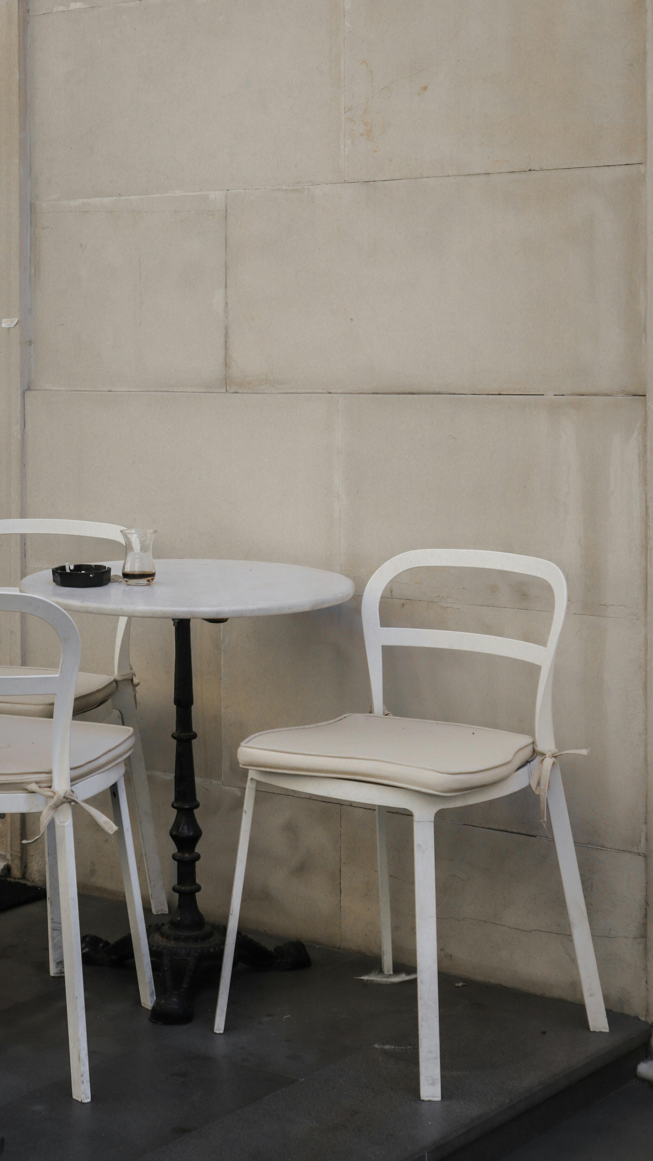 Gratuit Scaune Albe și O Masă Pe Trotuar  Fotografie de stoc