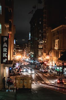 城市街道在夜间灯火通明，交通繁忙