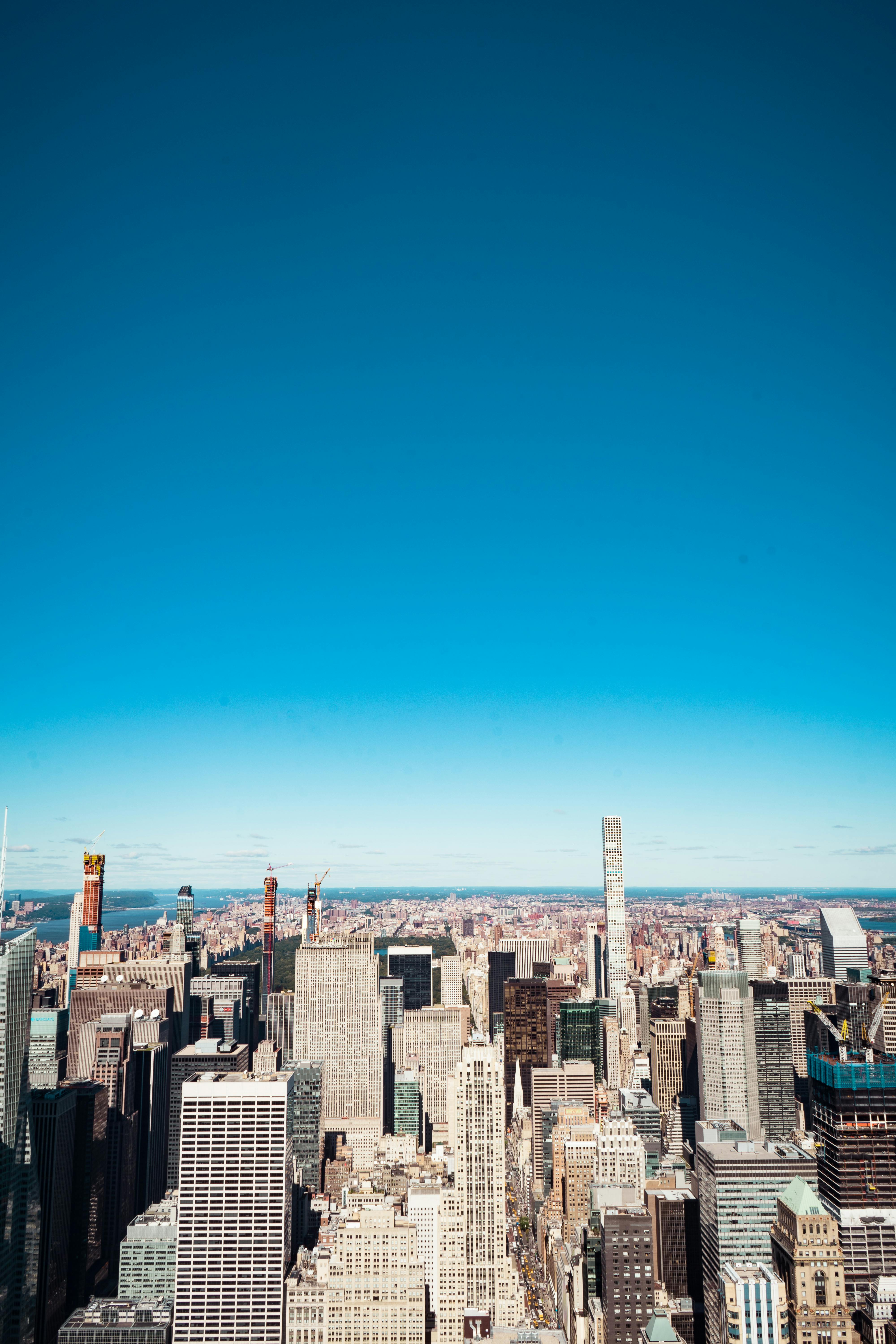 捕捉纽约市天际线，在蔚蓝天空下展示摩天大楼