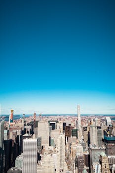 捕捉纽约市天际线，在蔚蓝天空下展示摩天大楼