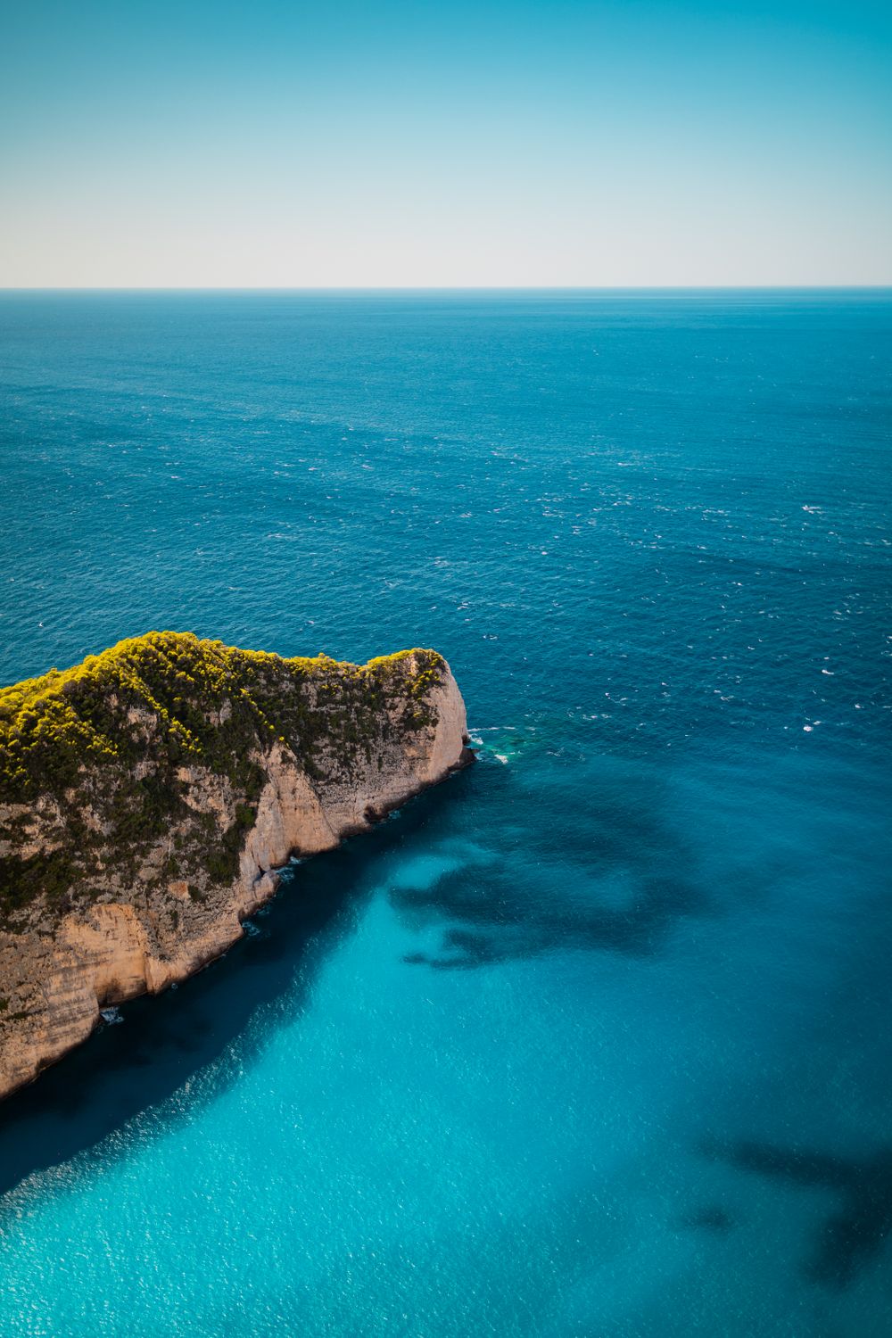 Coasta stâncoasă din Zakynthos cu apă turcoaz și vegetație verde