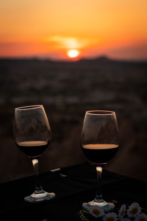Free Scenic view of wine glasses at sunset in Ürgüp, Türkiye. Perfect for romantic settings. Stock Photo