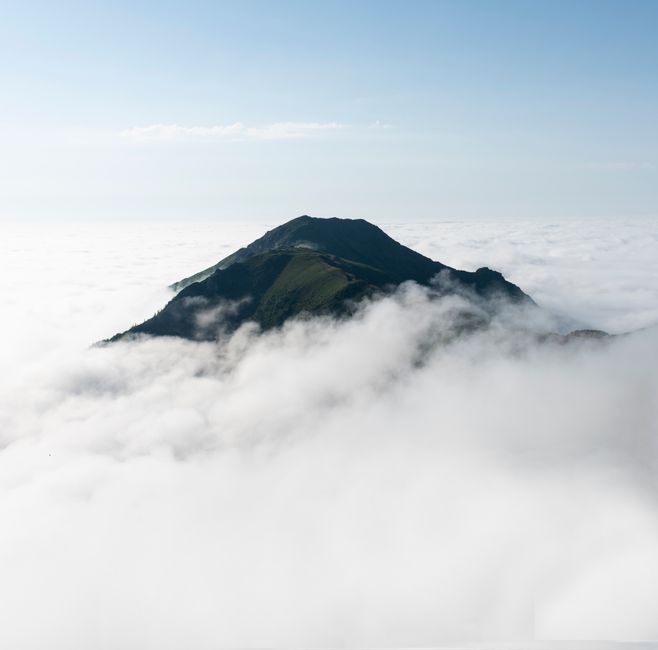Stunning aerial view of a mountain peak surrounded by clouds in Artvin, Türkiye.