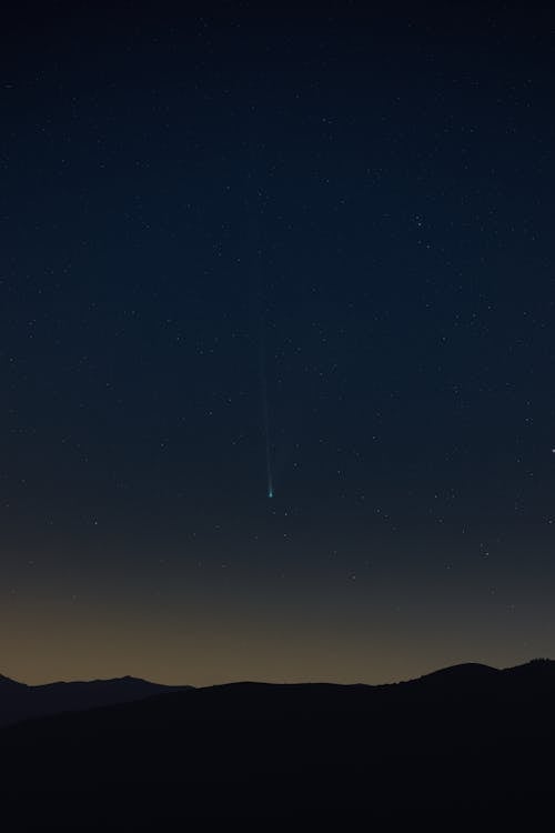 Ilmainen kuvapankkikuva tunnisteilla komeetta, maisema, pystysuuntainen laukaus