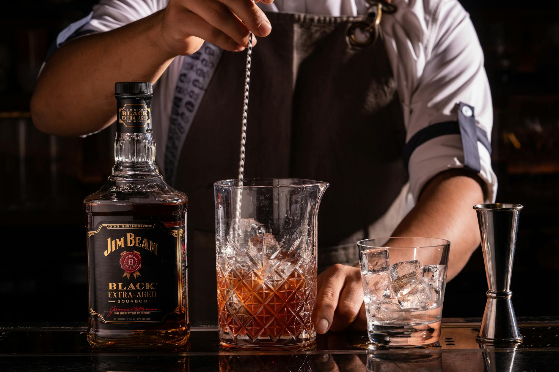 Jim Beam Kentucky Straight Bourbon Whiskey 1L bottle, featuring its iconic label and smooth, classic flavor.