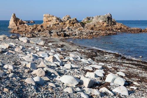 beyaz taşlar, deniz, deniz manzarası içeren Ücretsiz stok fotoğraf