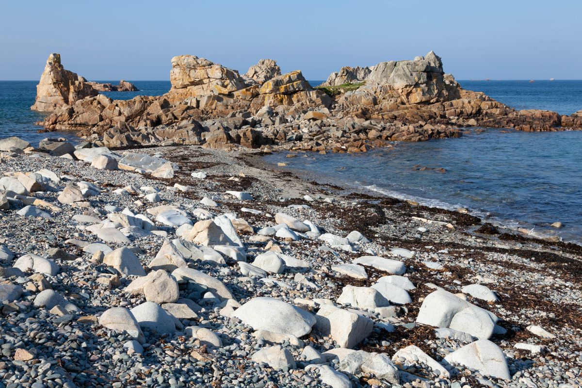 Stânci în mare și pietre albe pe plajă, în Bretania