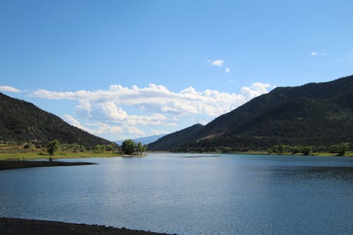 Kostenloses Stock Foto zu berge, blauer himmel, fluss