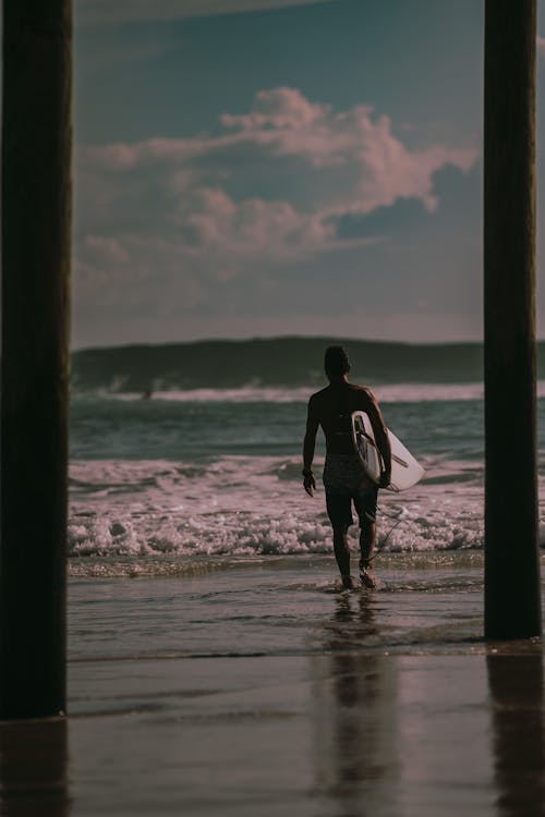 Darmowe zdjęcie z galerii z chodzenie, deska surfingowa, mężczyzna