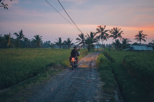 Motosiklet Süren İnsanların Fotoğrafı
